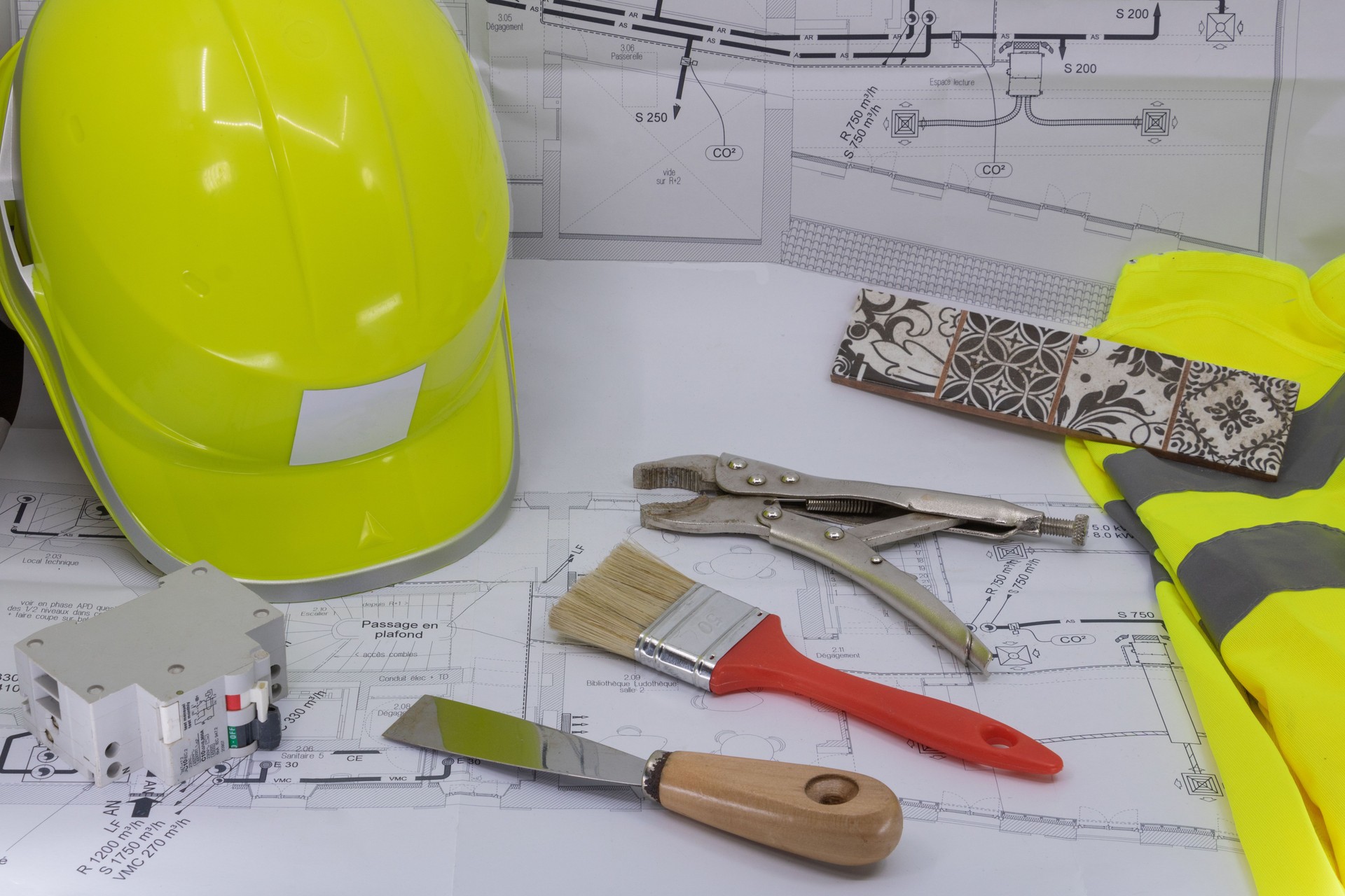 General Building Company (text in French) Graphic resource with home plan safety equipment and DIY equipment